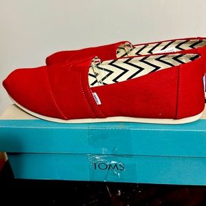 Tom’s red alpargata